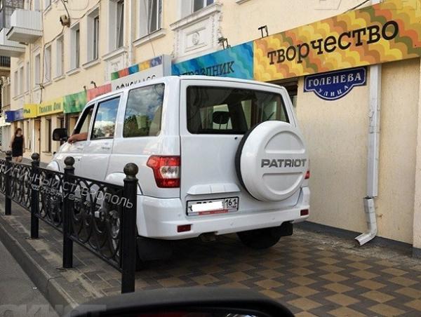 Ростовский внедорожник на тротуаре возмутил ставропольчан